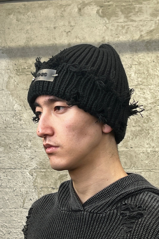 DISTRESSED RIBBED BEANIE