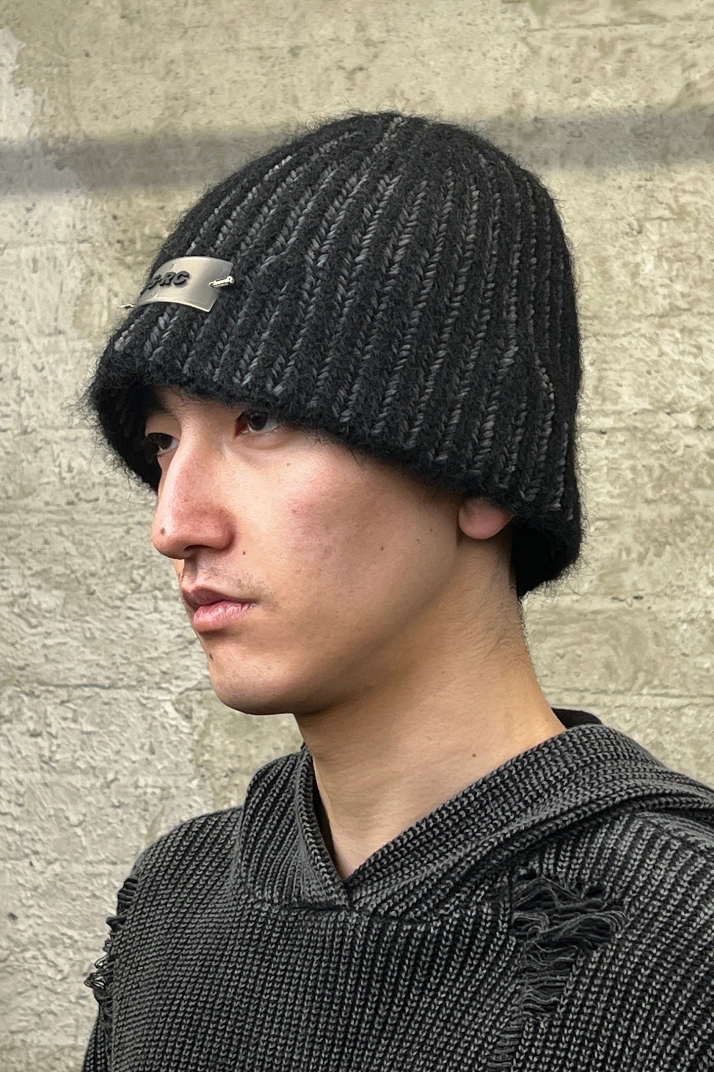 COLOUR-BLOCKED BEANIE